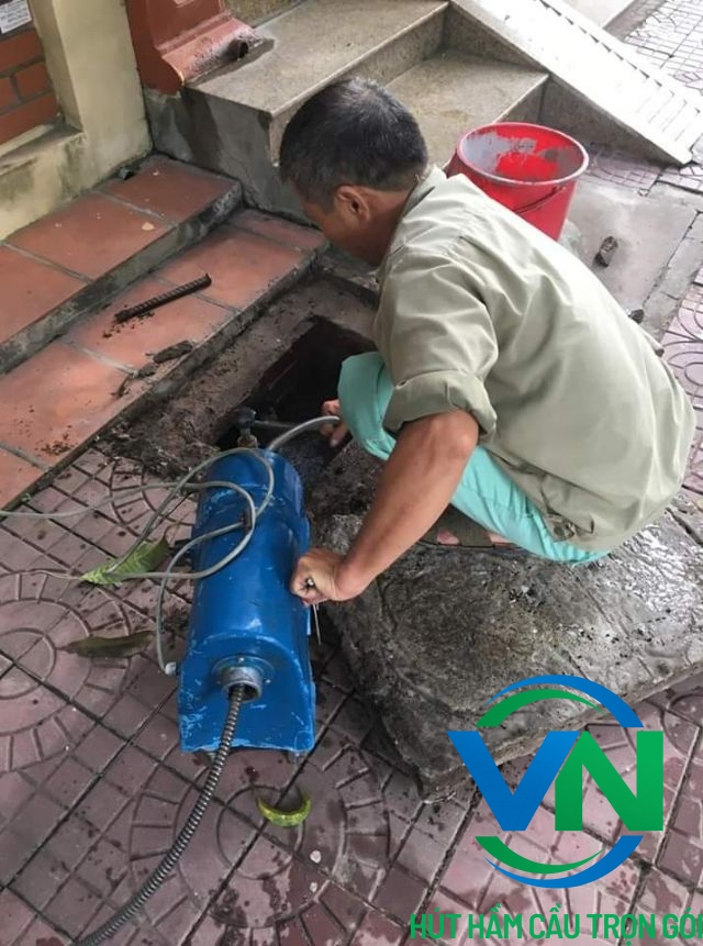 Hút hầm cầu định kỳ để tránh tắc nghẽn cống